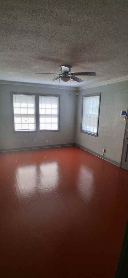 512 S Parkway E - Photo 2 of 10