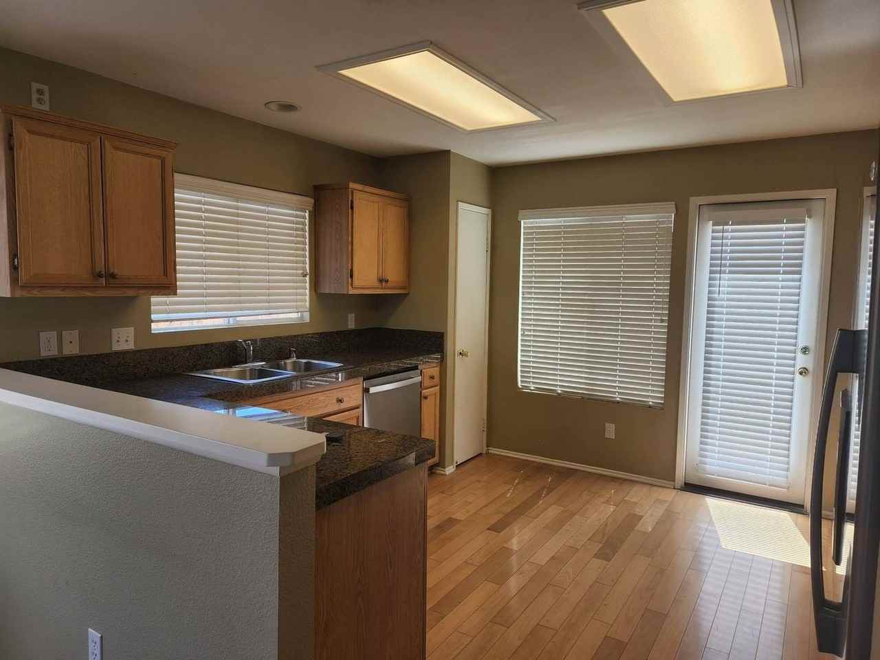 5926 Regino Ave - Photo 4 of 12