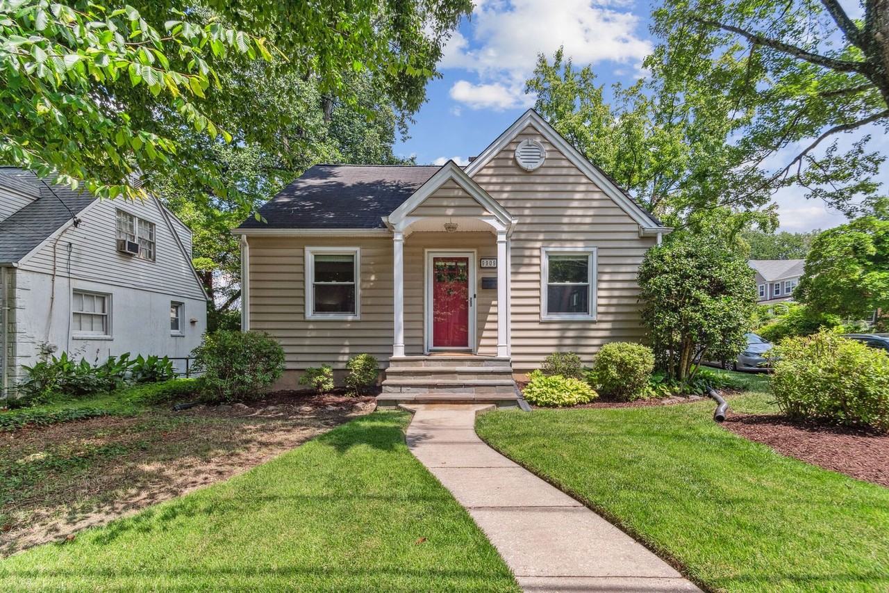 9909 Gardiner Ave - Photo 3 of 37
