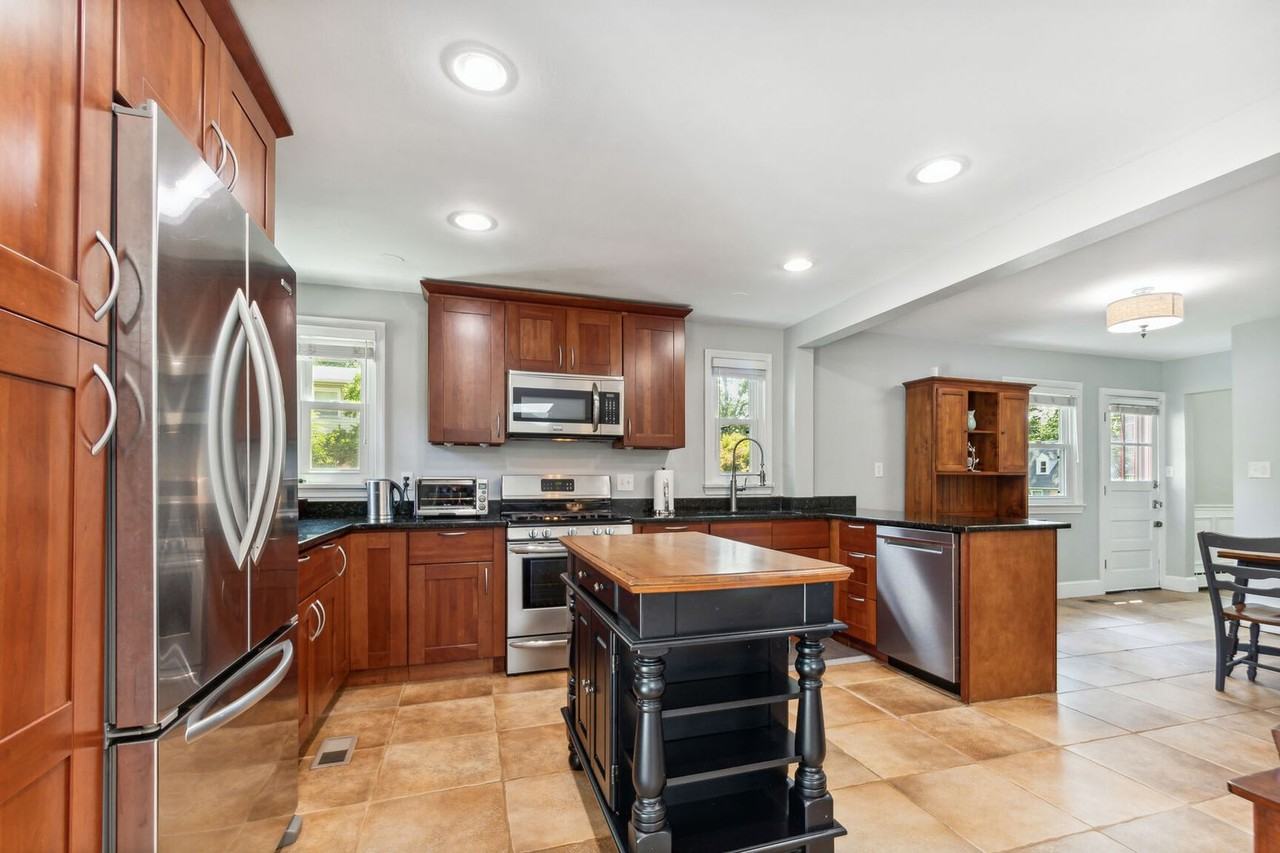 9909 Gardiner Ave - Photo 4 of 37
