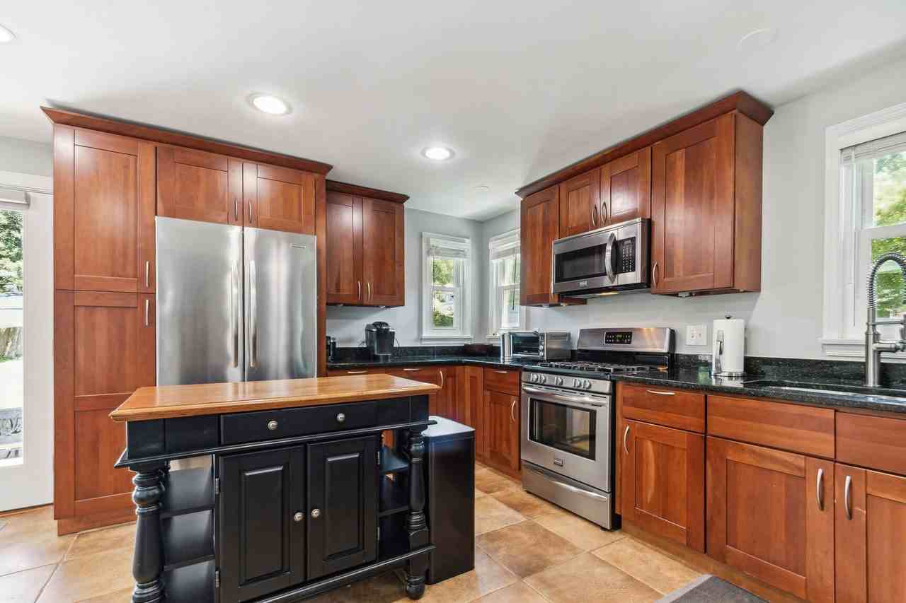 9909 Gardiner Ave - Photo 5 of 37