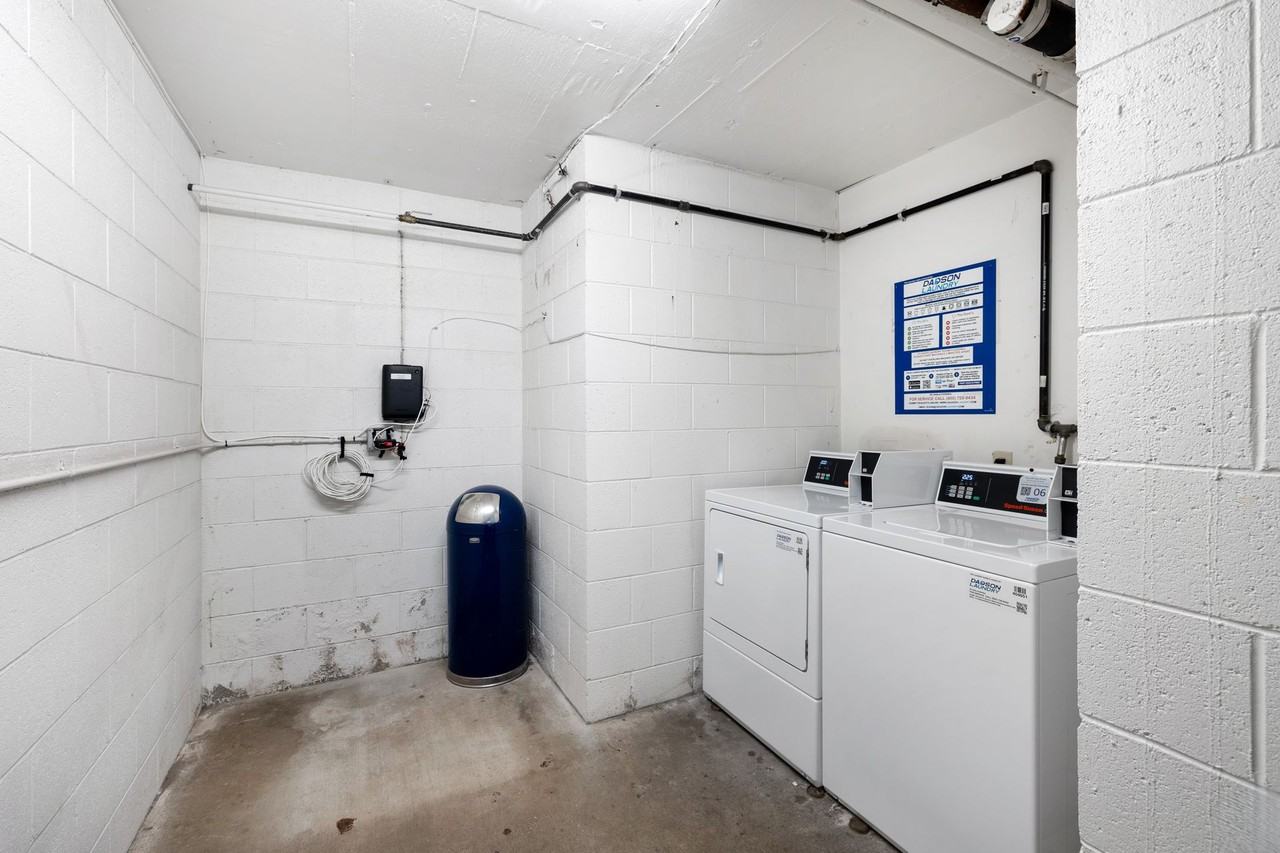 1527 Veteran Ave - Photo 3 of 7