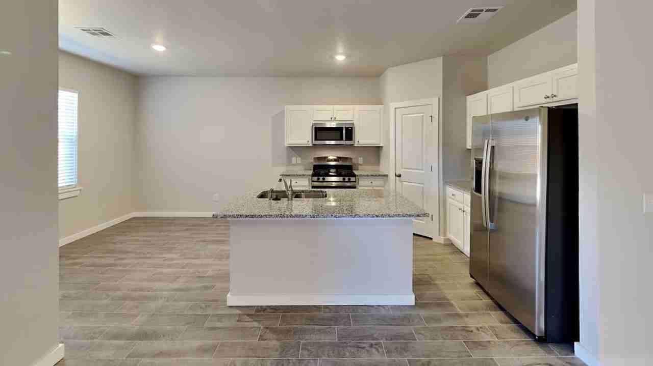 4517 Ne 124th St - Photo 6 of 24