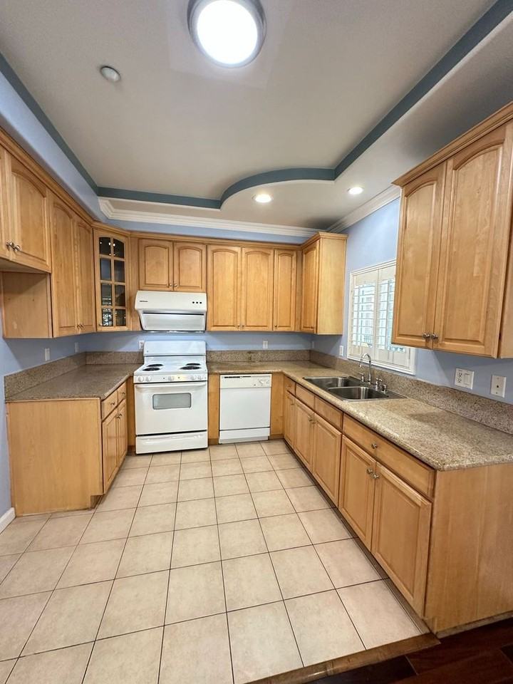 120 De Anza St #202 - Photo 5 of 16
