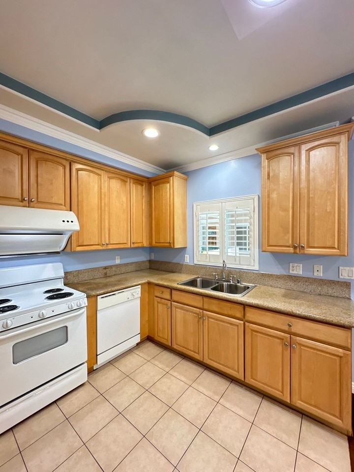 120 De Anza St #202 - Photo 7 of 16