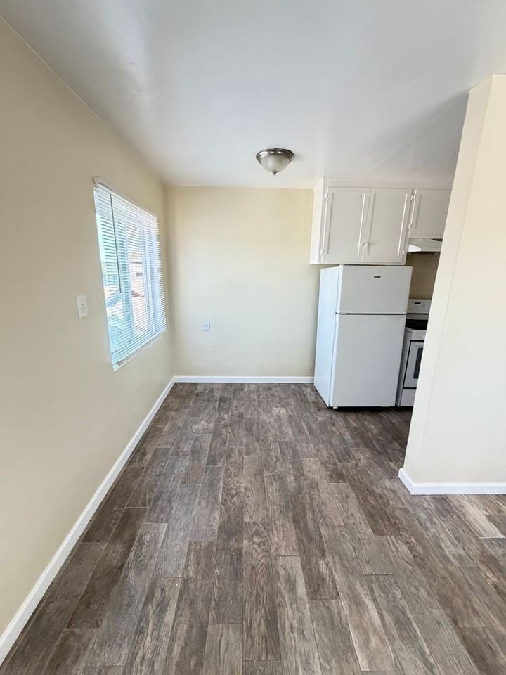 4386 Mcclintock St - Photo 2 of 9