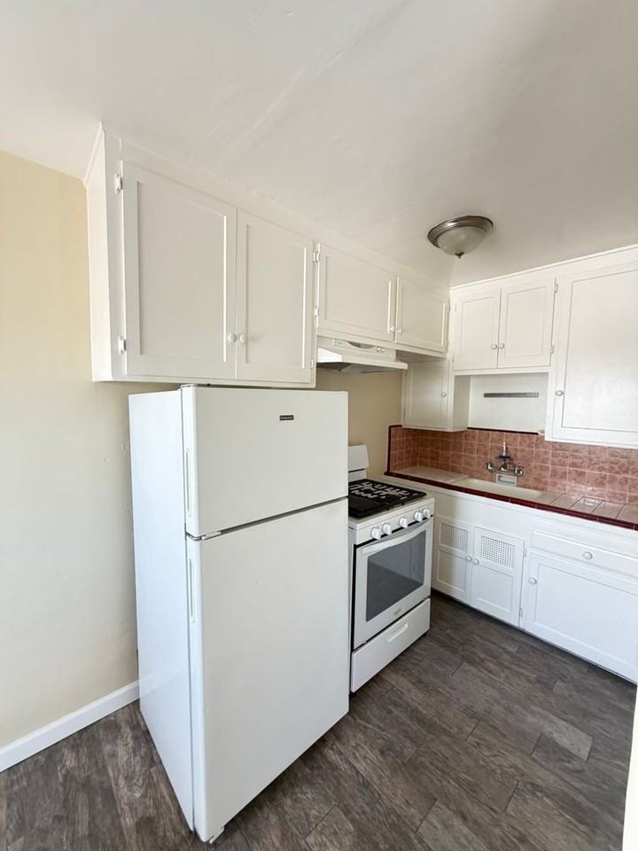 4386 Mcclintock St - Photo 3 of 9
