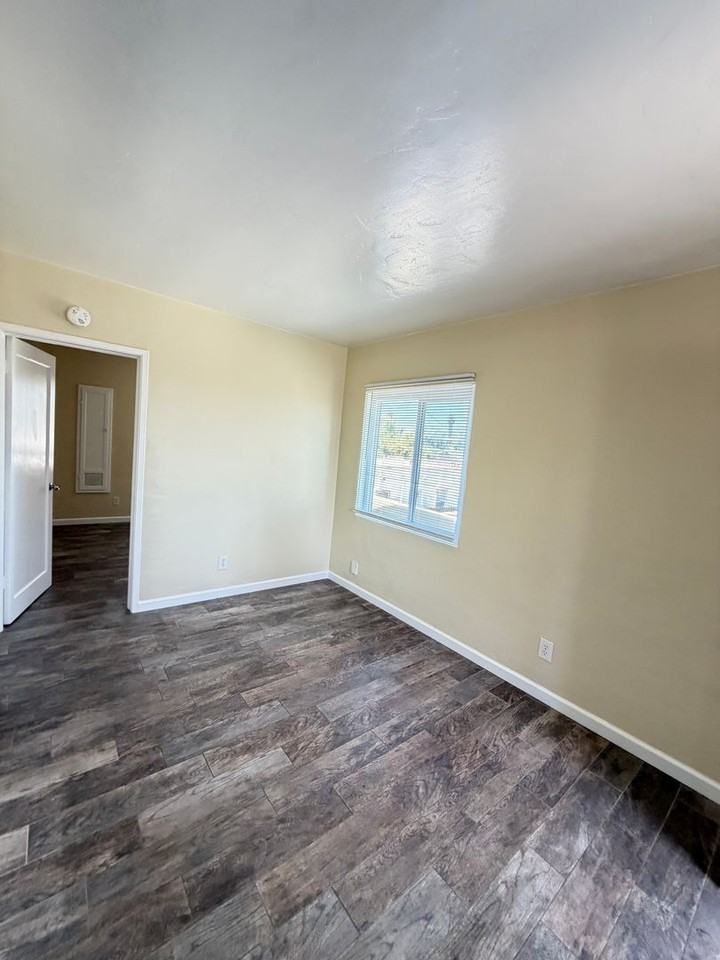 4386 Mcclintock St - Photo 4 of 9