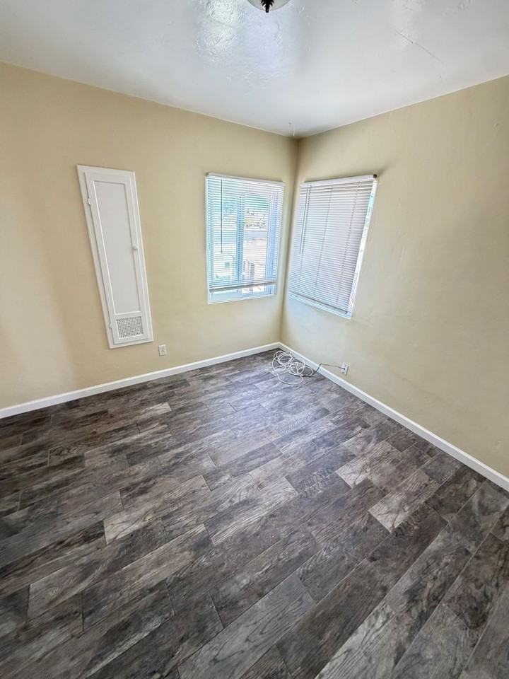 4386 Mcclintock St - Photo 5 of 9