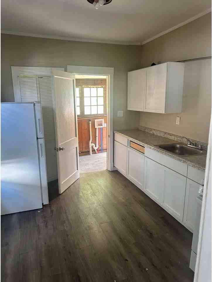 438 Michigan St - Photo 7 of 10