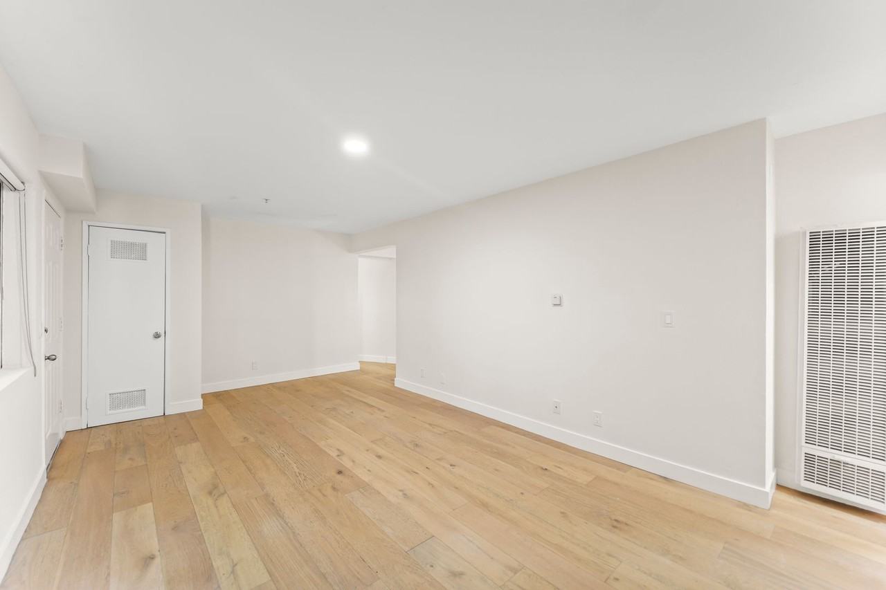 231 E Hyde Park Blvd - Photo 4 of 16