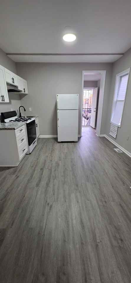 2821 E Madison St - Photo 4 of 12