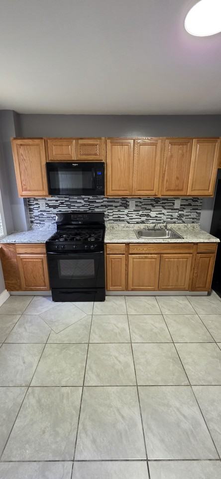 2550 W Pratt St - Photo 4 of 8