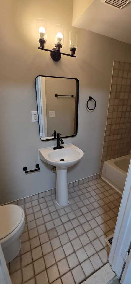 121 N Bradford St - Photo 7 of 8