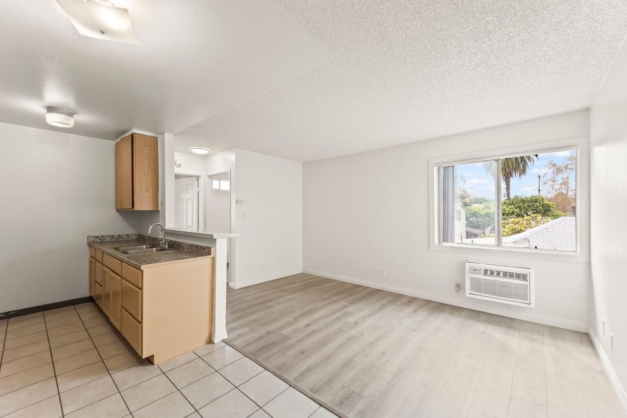 1620 Bridge St - Photo 3 of 14
