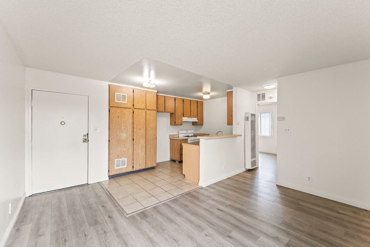1620 Bridge St - Photo 4 of 14