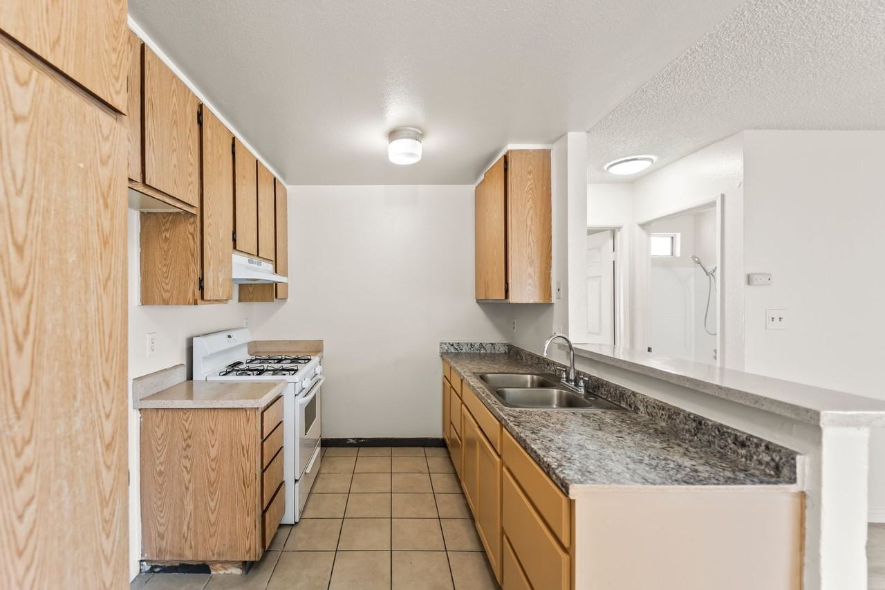 1620 Bridge St - Photo 7 of 14
