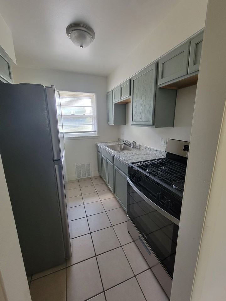 4501 E Linwood Blvd - Photo 3 of 7
