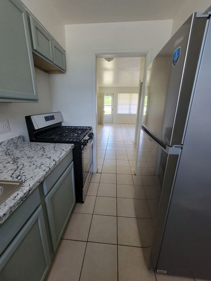 4501 E Linwood Blvd - Photo 4 of 7