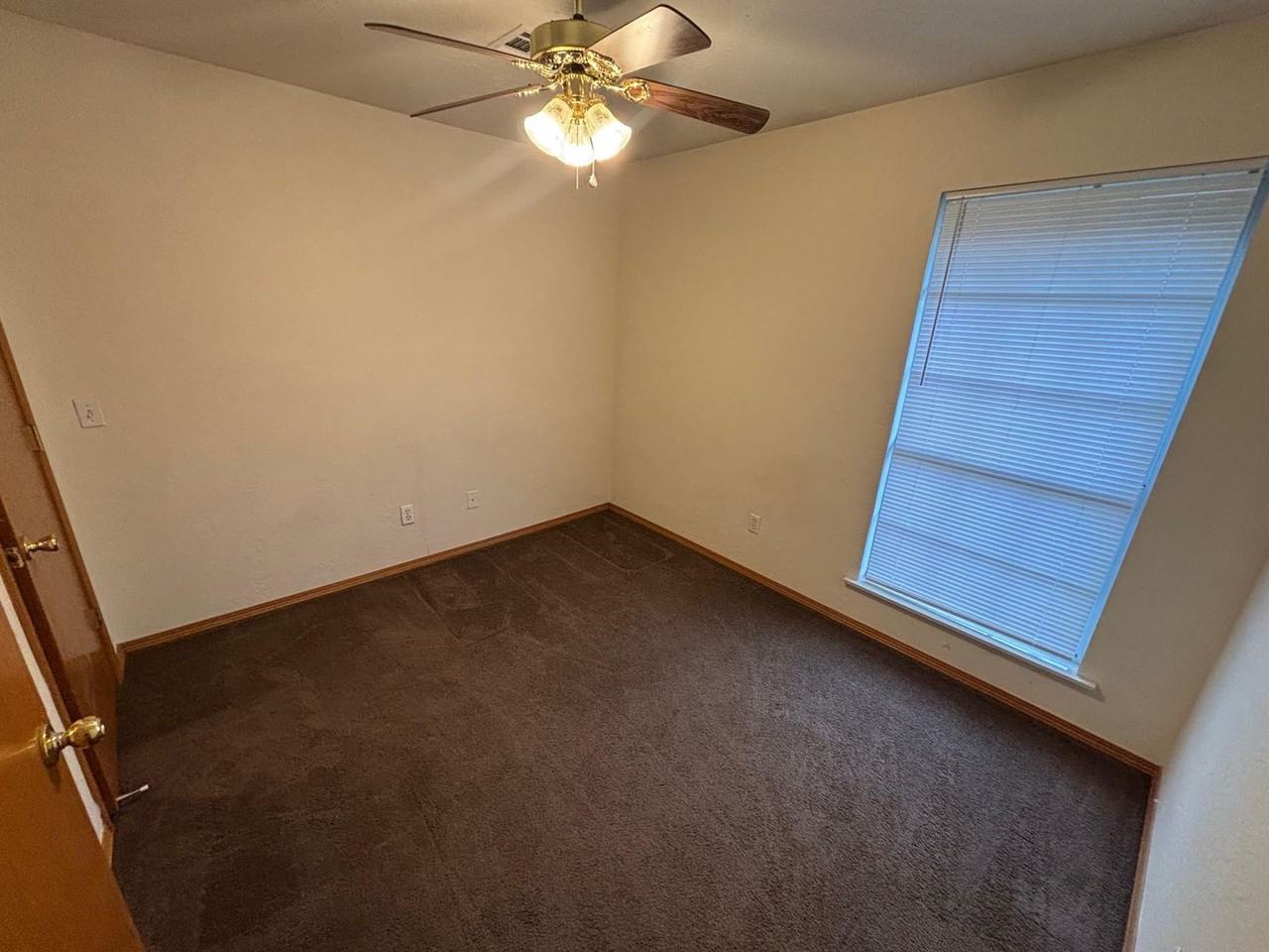 2207 N Burdick St - Photo 4 of 17