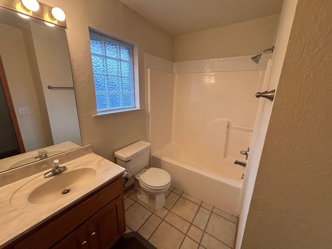 2207 N Burdick St - Photo 5 of 17