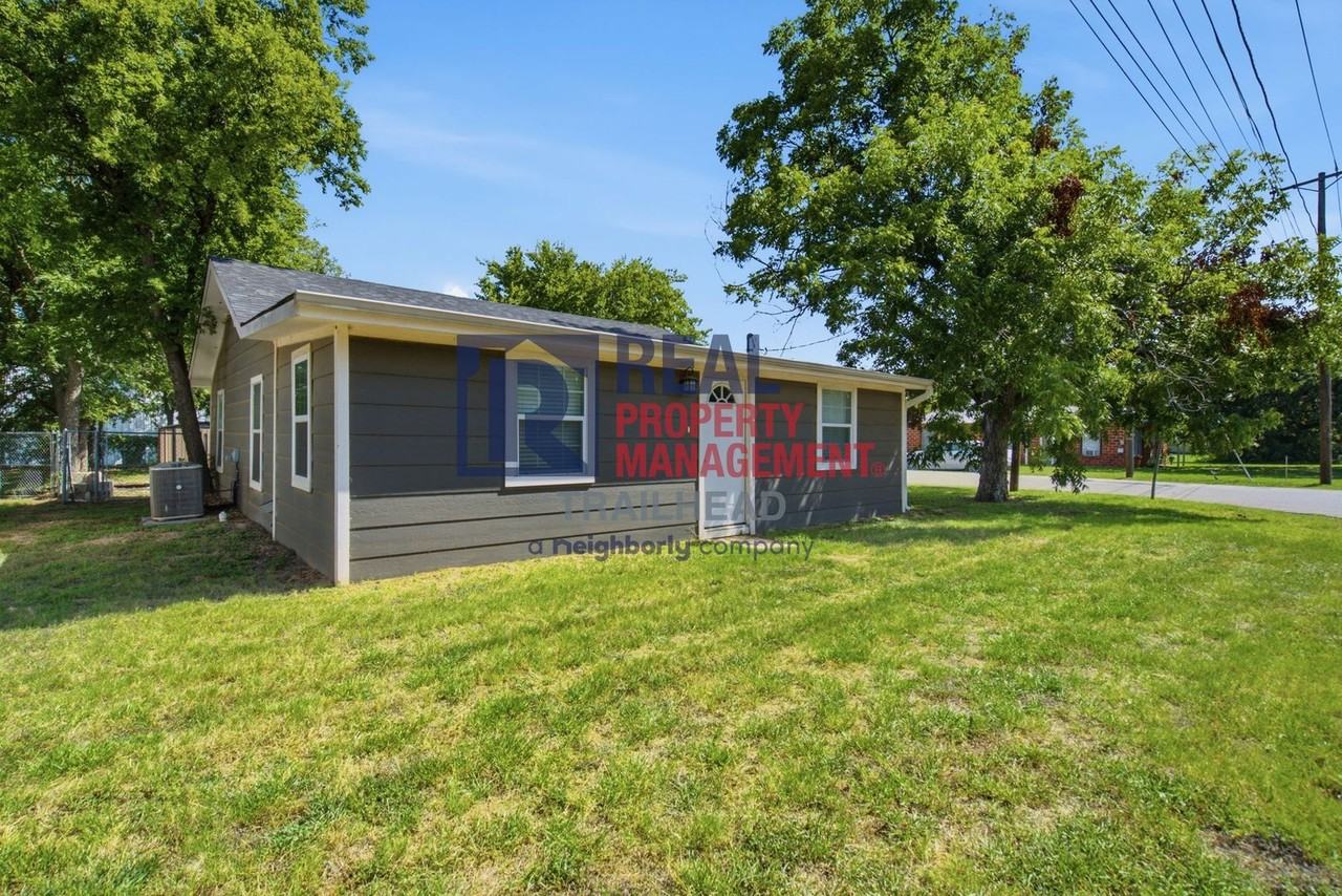 1590 W Long St - Photo 2 of 28