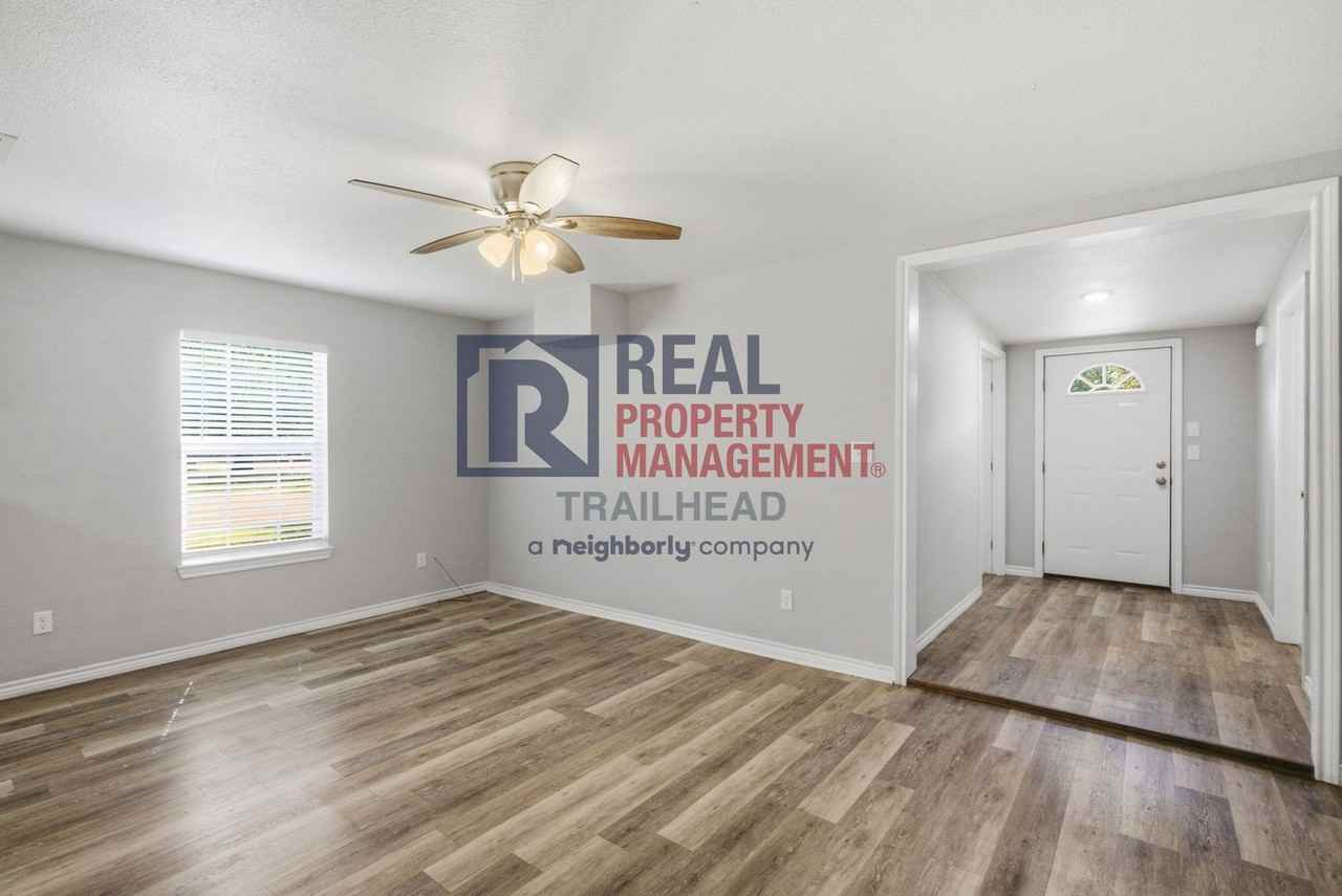 1590 W Long St - Photo 6 of 28