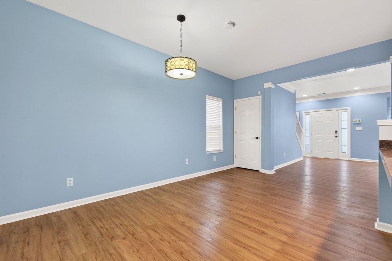5495 Hampton Ct - Photo 3 of 32