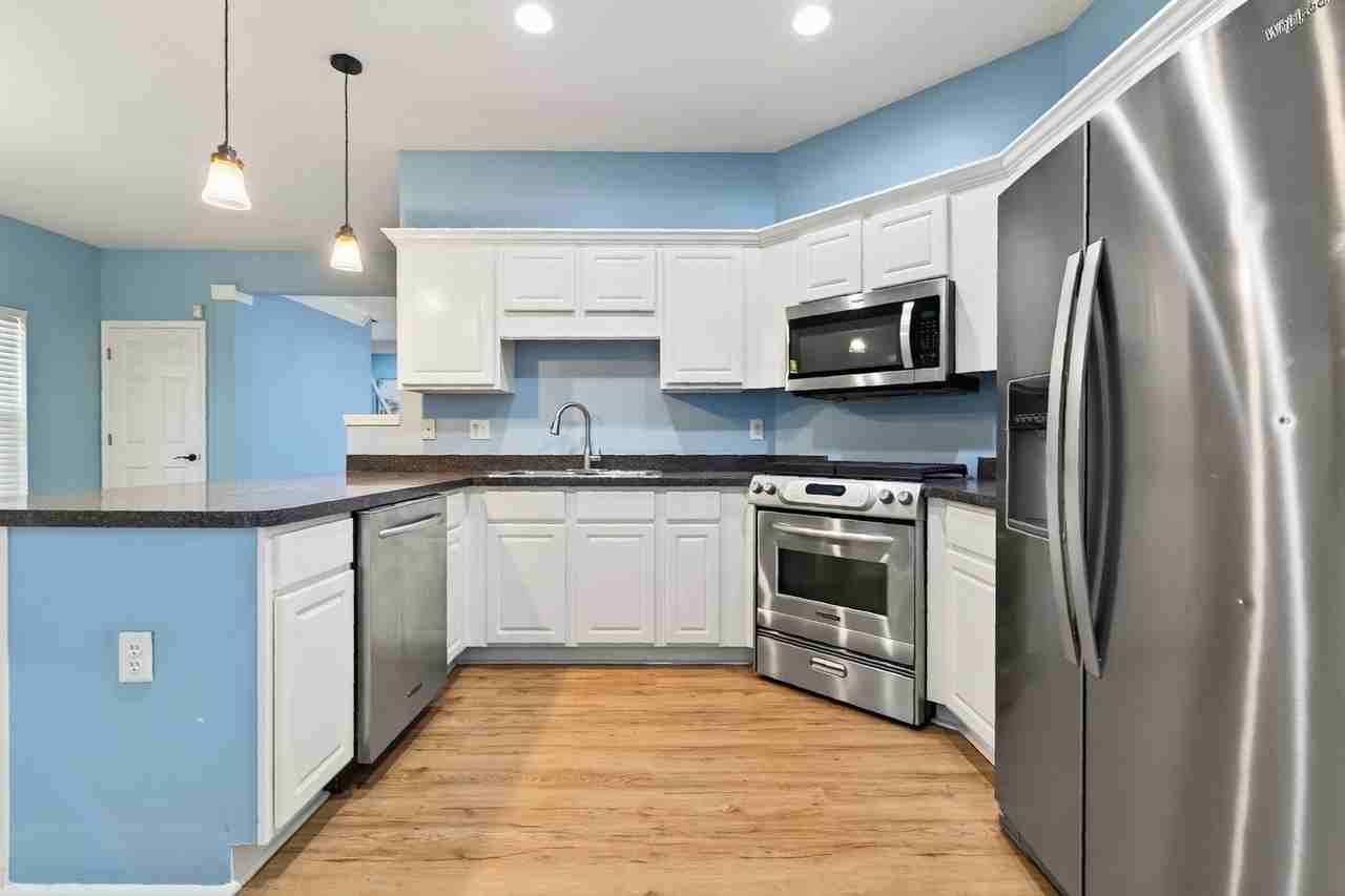 5495 Hampton Ct - Photo 4 of 32