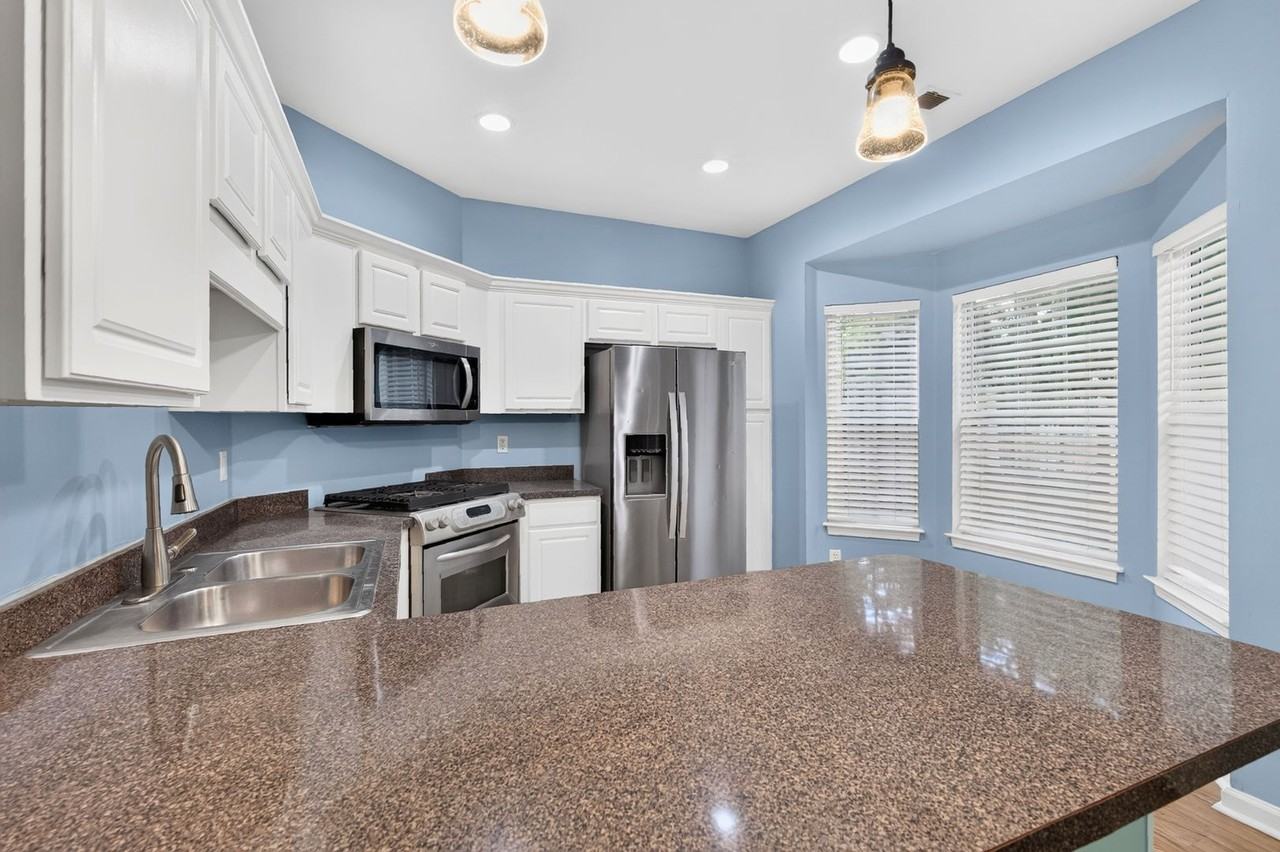5495 Hampton Ct - Photo 5 of 32