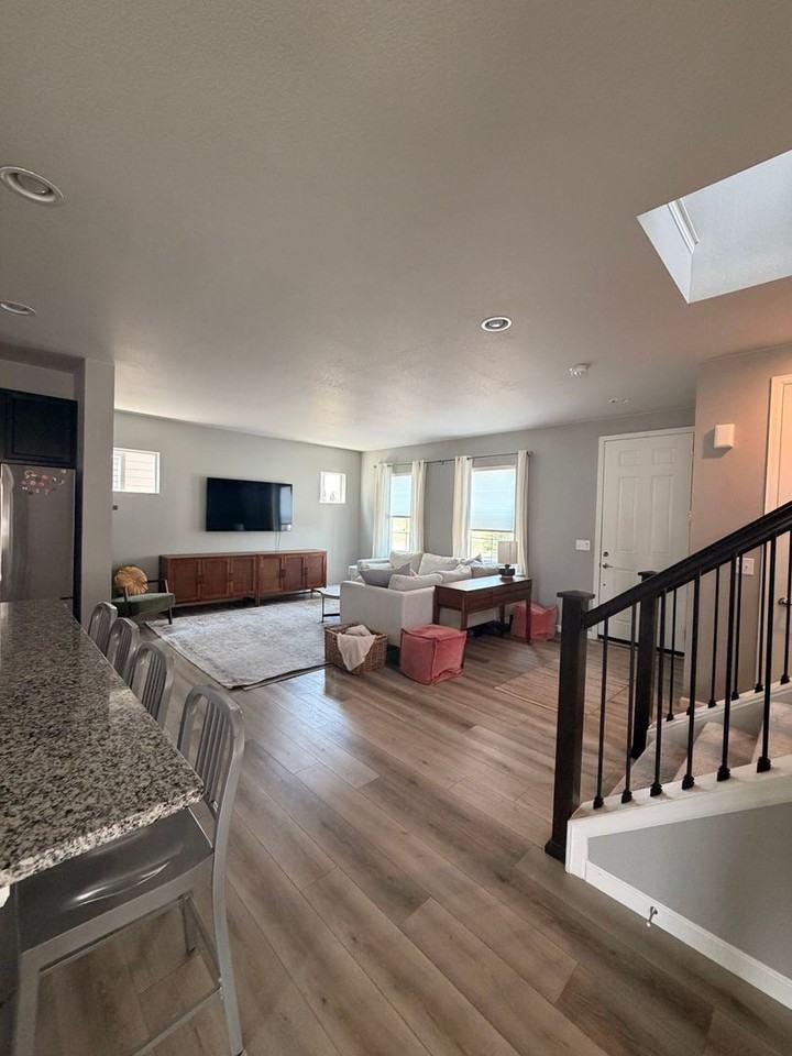 17247 Parkside Dr N - Photo 3 of 37