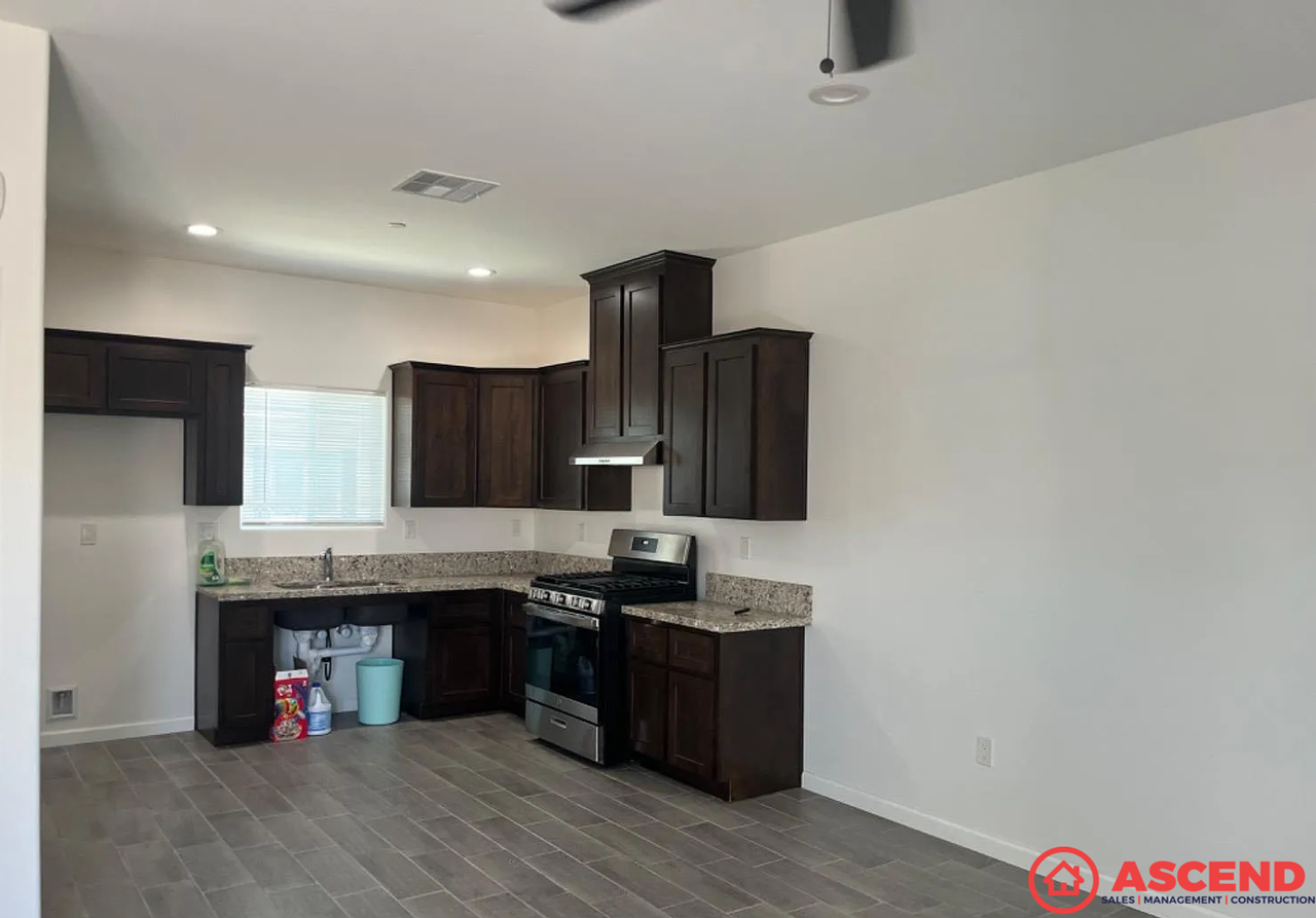 2315 S I St #B - Photo 2 of 6