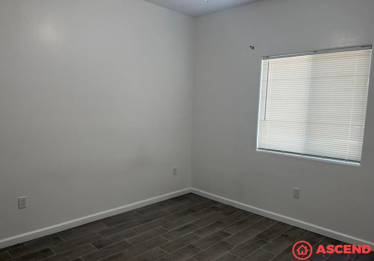2315 S I St #B - Photo 4 of 6