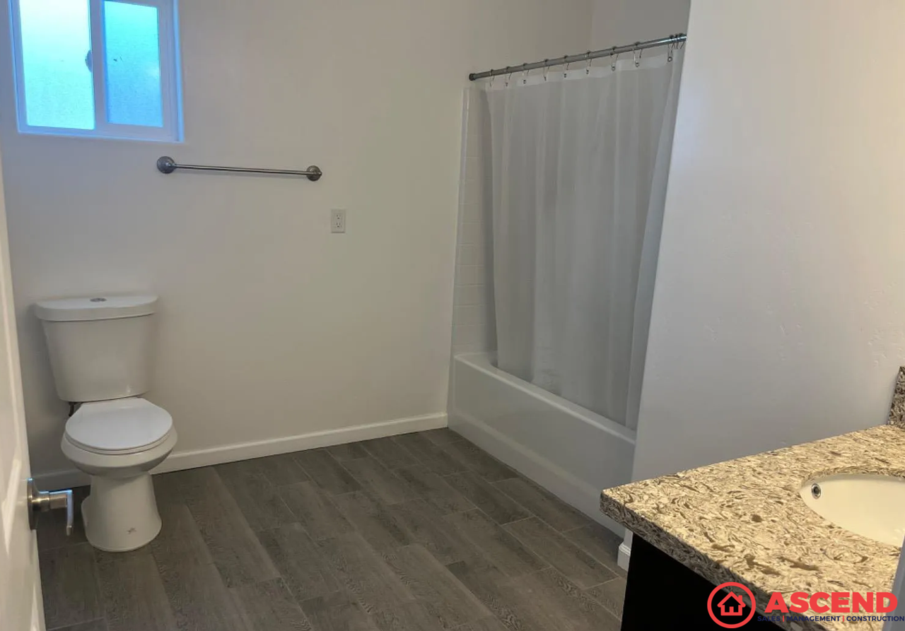 2315 S I St #B - Photo 5 of 6