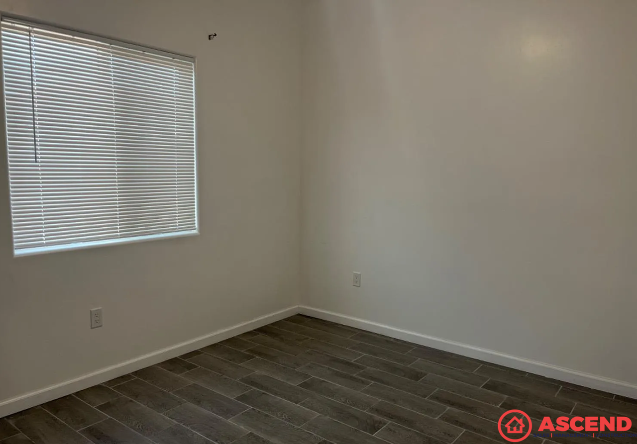 2315 S I St #B - Photo 6 of 6