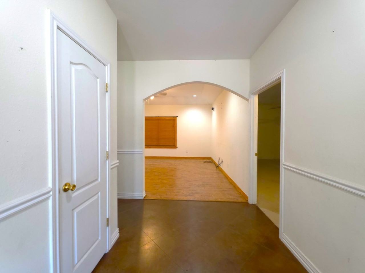 201 W Oak St - Photo 3 of 50