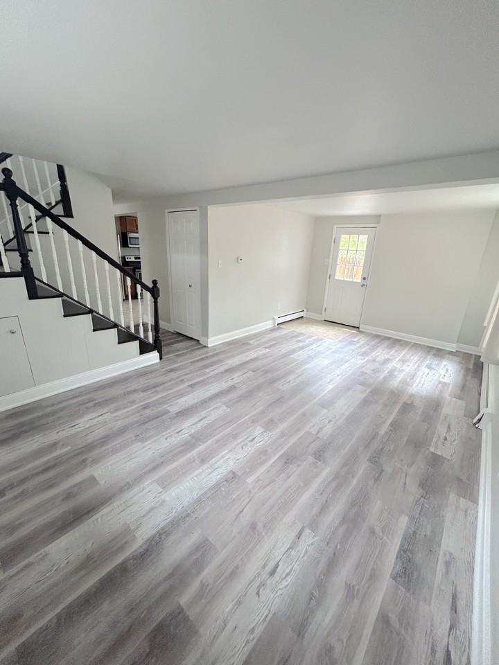 241 Elmwood Dr/LP/Hieronymus #1 - Photo 3 of 14