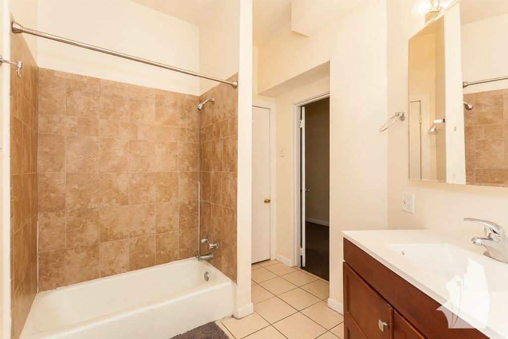 2254 N Southport Ave #2 - Photo 5 of 8