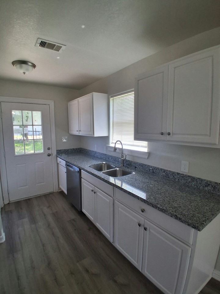 707 Denby Street - Photo 2 of 22