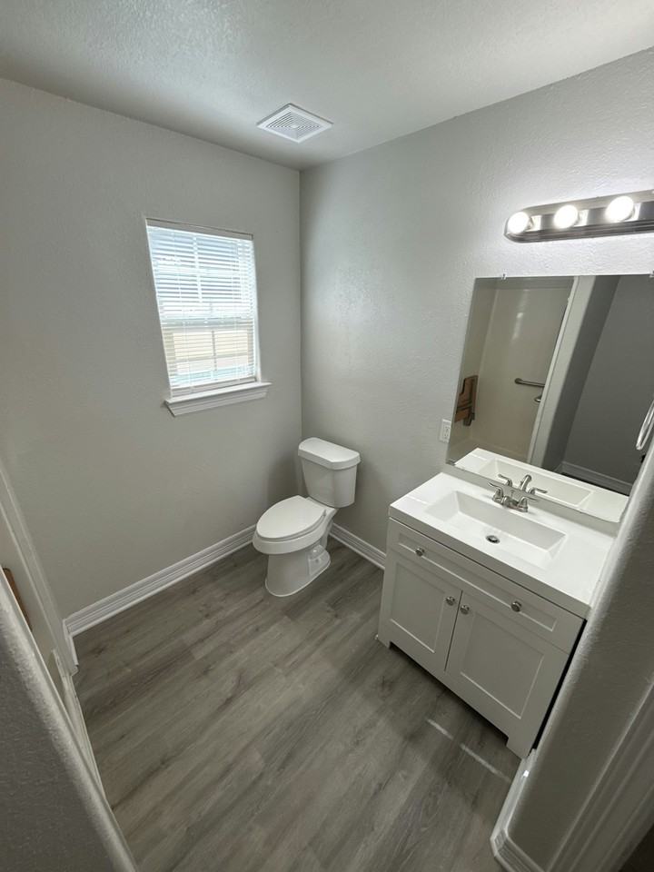 707 Denby Street - Photo 4 of 22