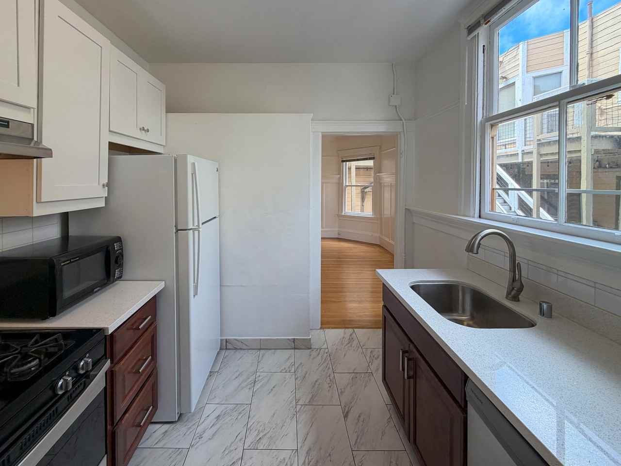 618 Cole St - Photo 4 of 13