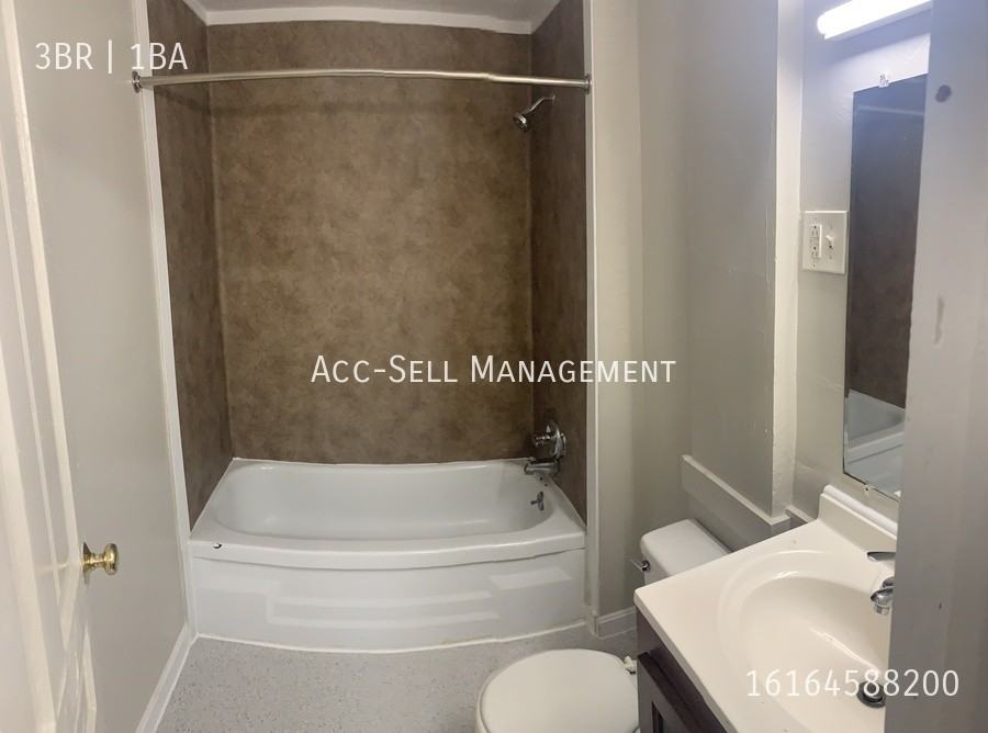806 Douglas St Nw #2 - Photo 3 of 7