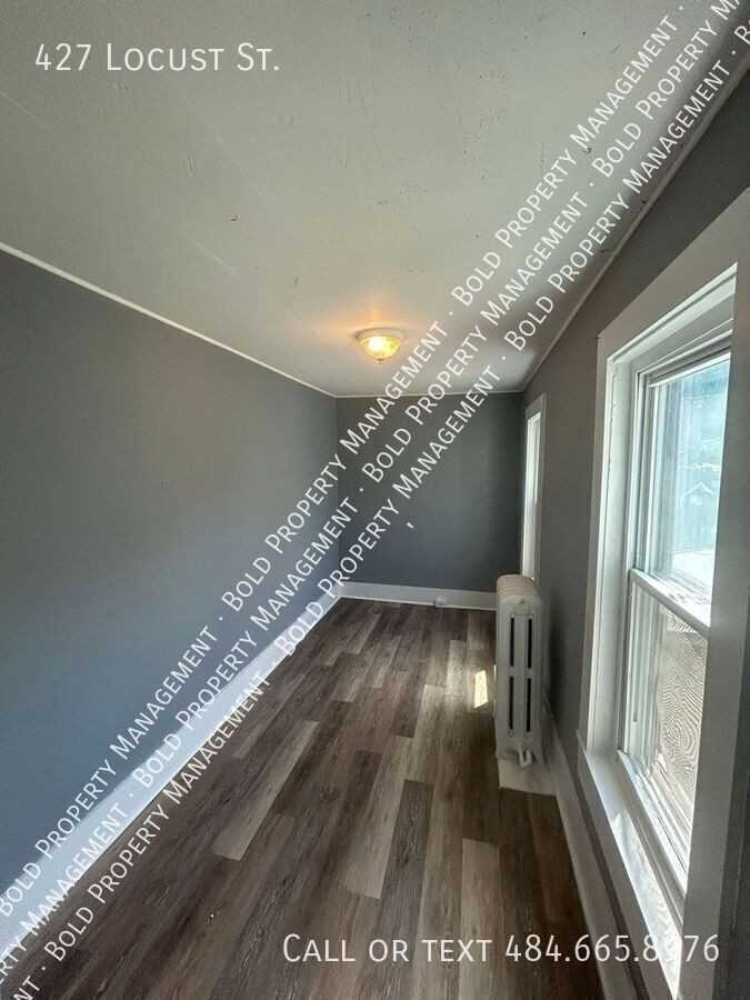 427 Locust St - Photo 4 of 13