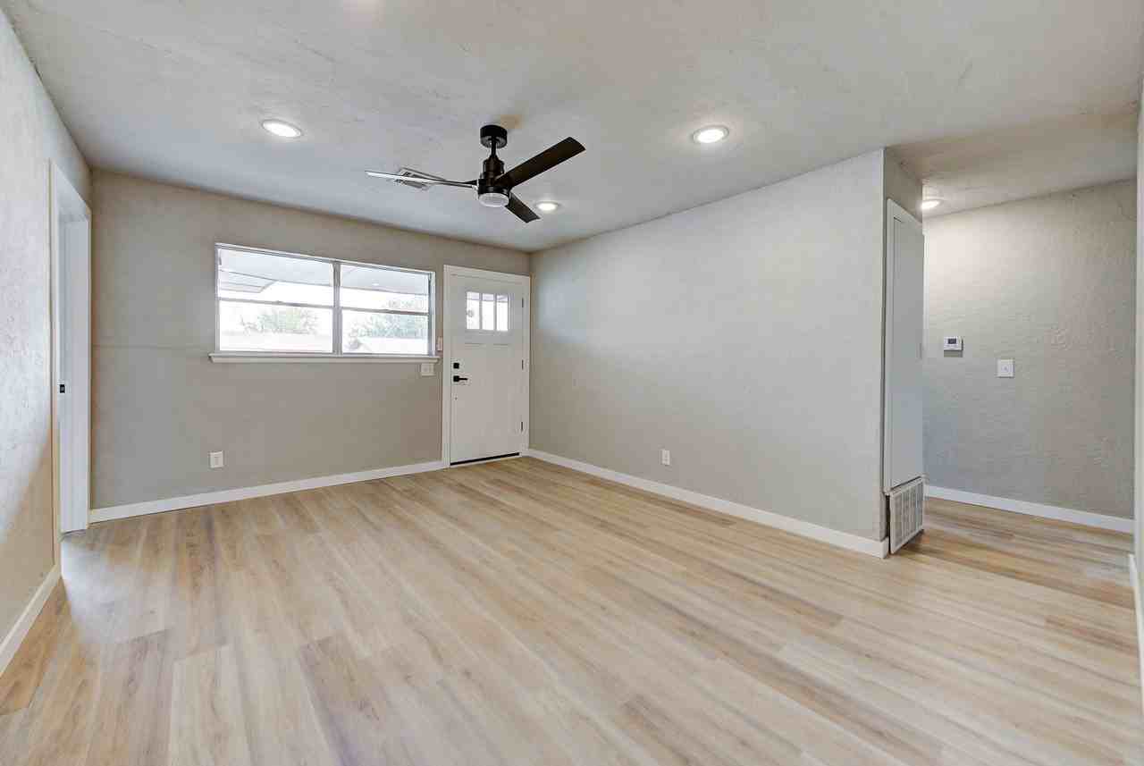 320 Nw 86th St #1 - Photo 4 of 18