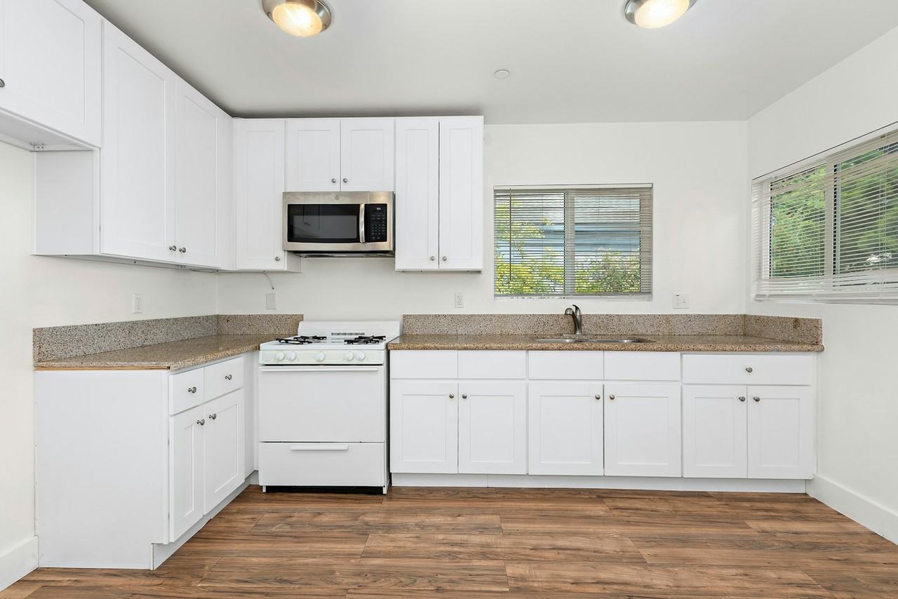 5344 Huntington Drive South, Unit 1 - Photo 4 of 21