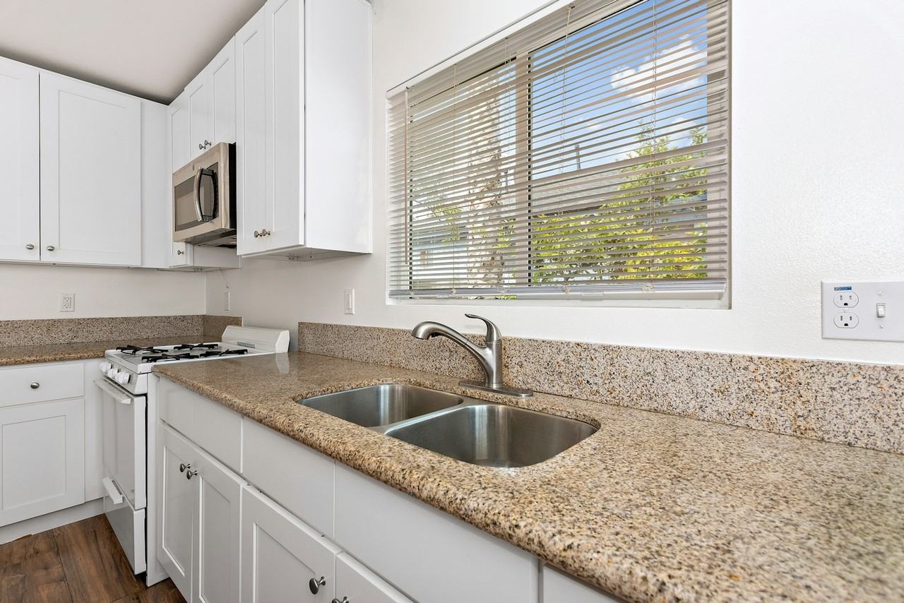 5344 Huntington Drive South, Unit 1 - Photo 5 of 21