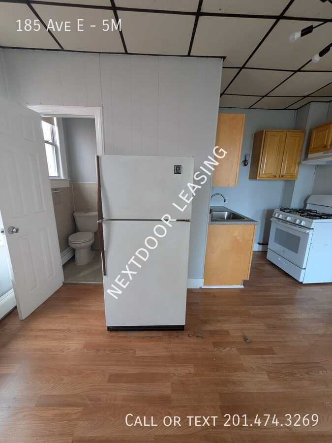 185 Avenue E #5M - Photo 2 of 7