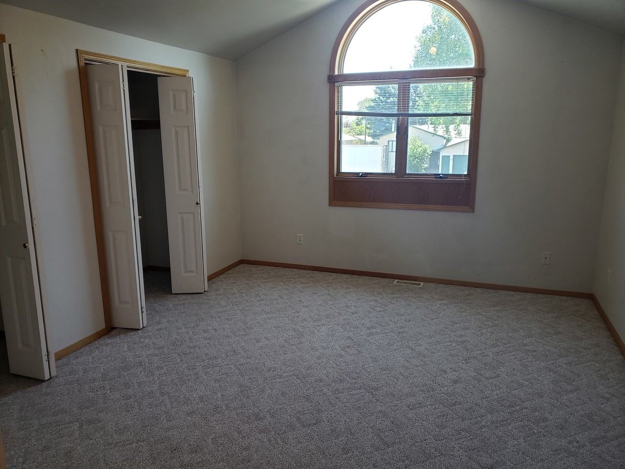 513 N 19th Ave - Photo 4 of 12
