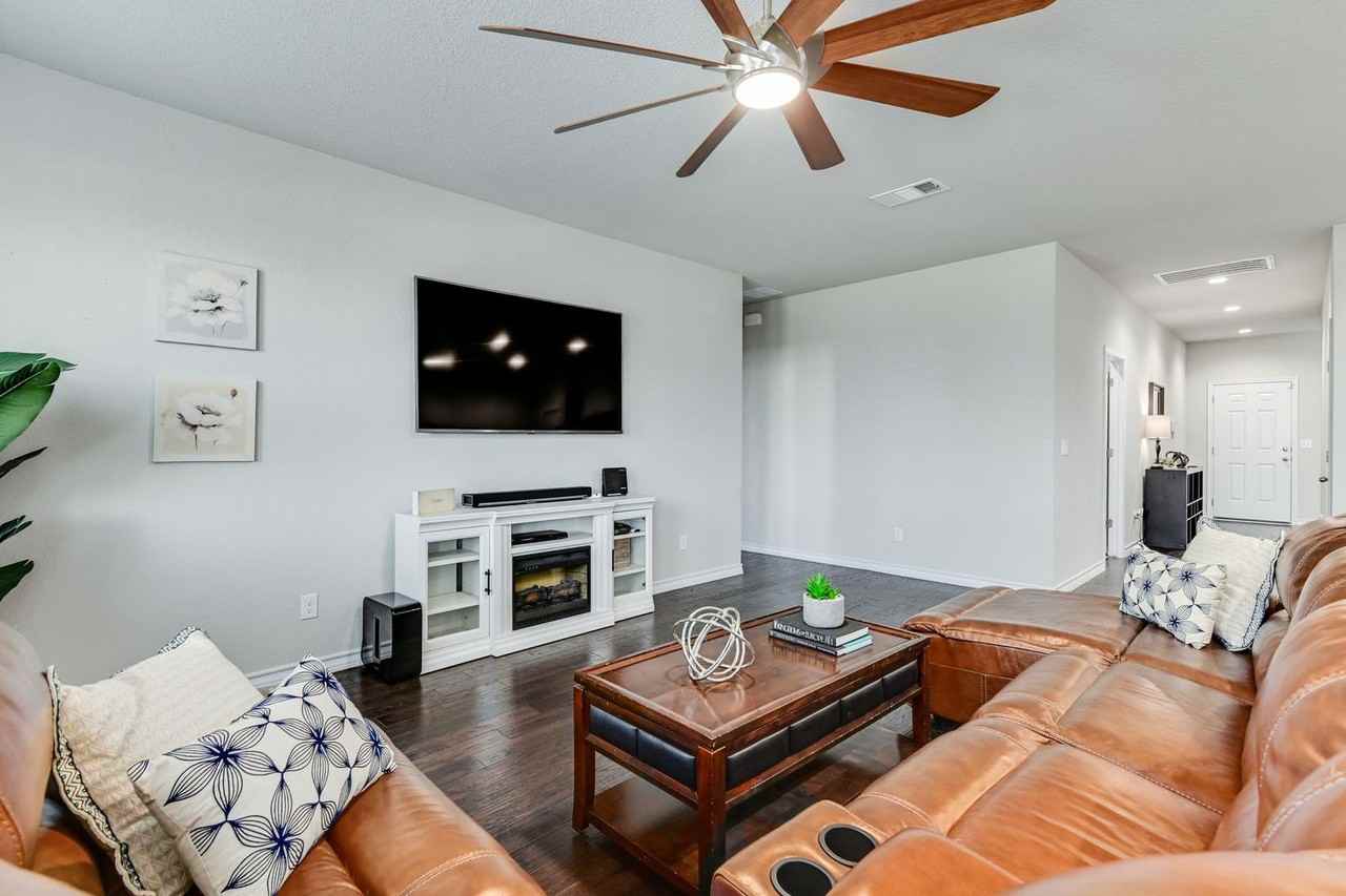 1349 Eagle Ray St - Photo 4 of 38