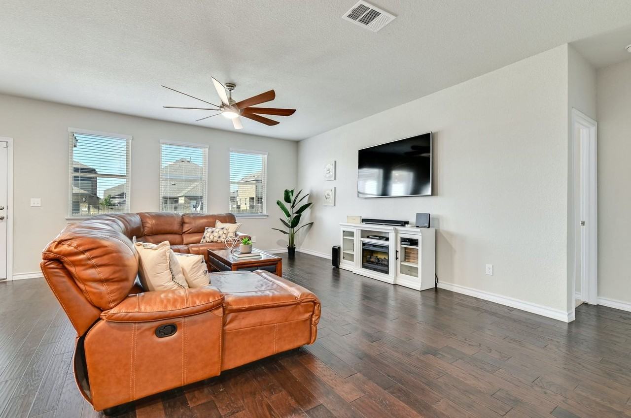 1349 Eagle Ray St - Photo 5 of 38